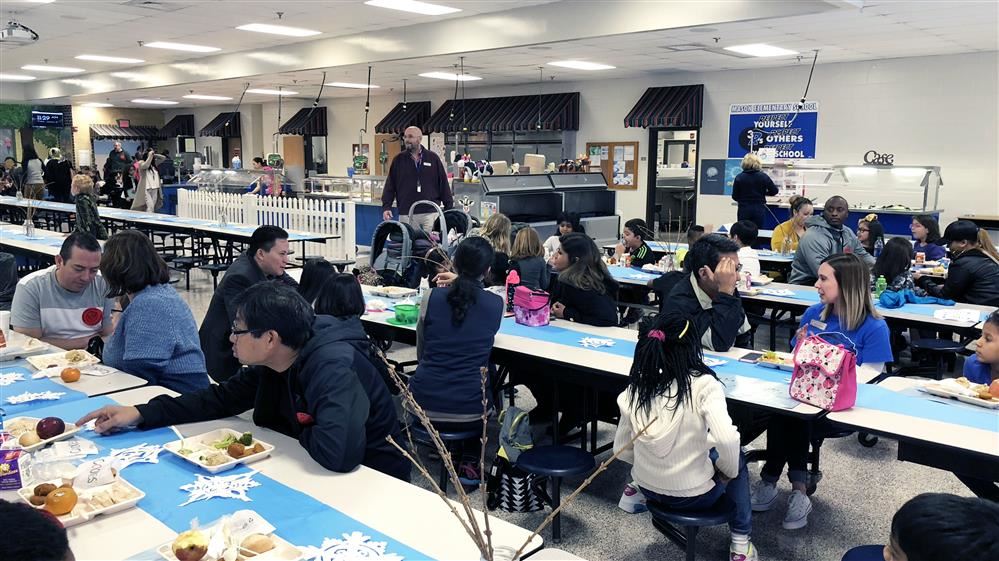Students eating lunch Students eating lunch